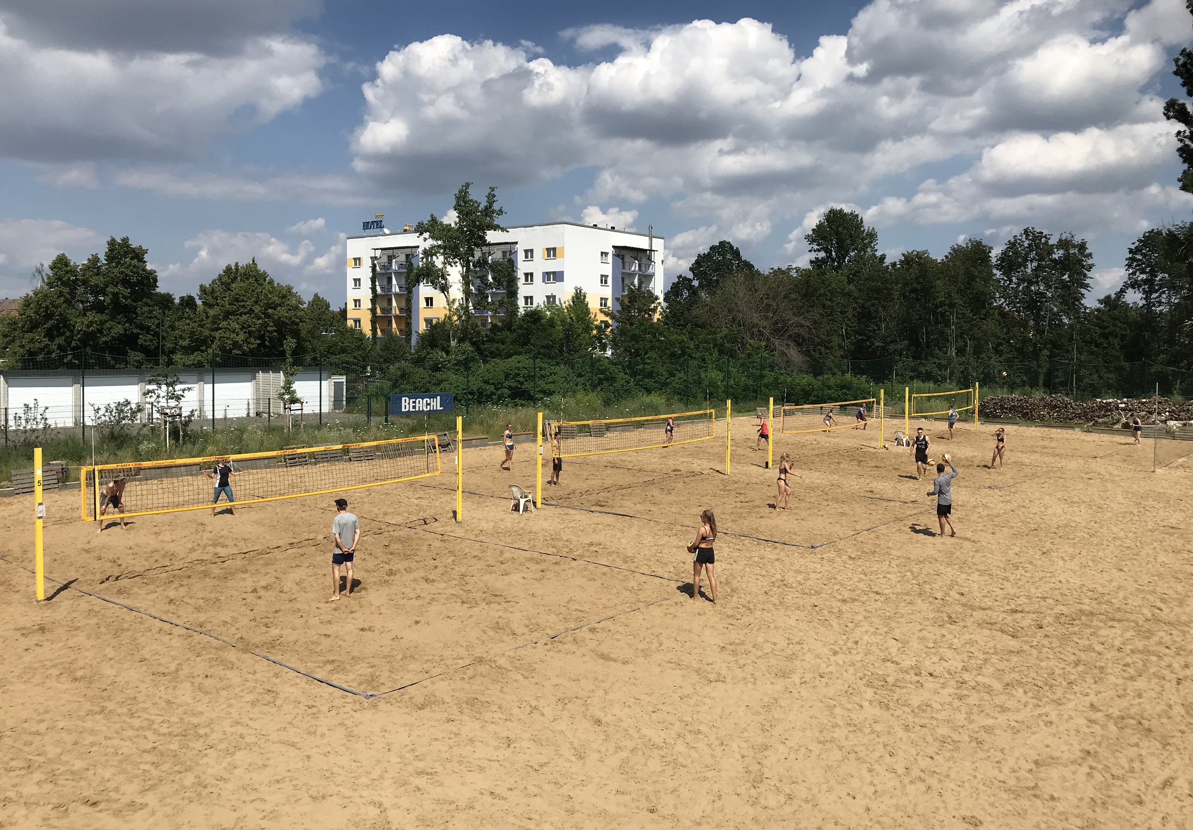 Beachvolleyballer in Aktion