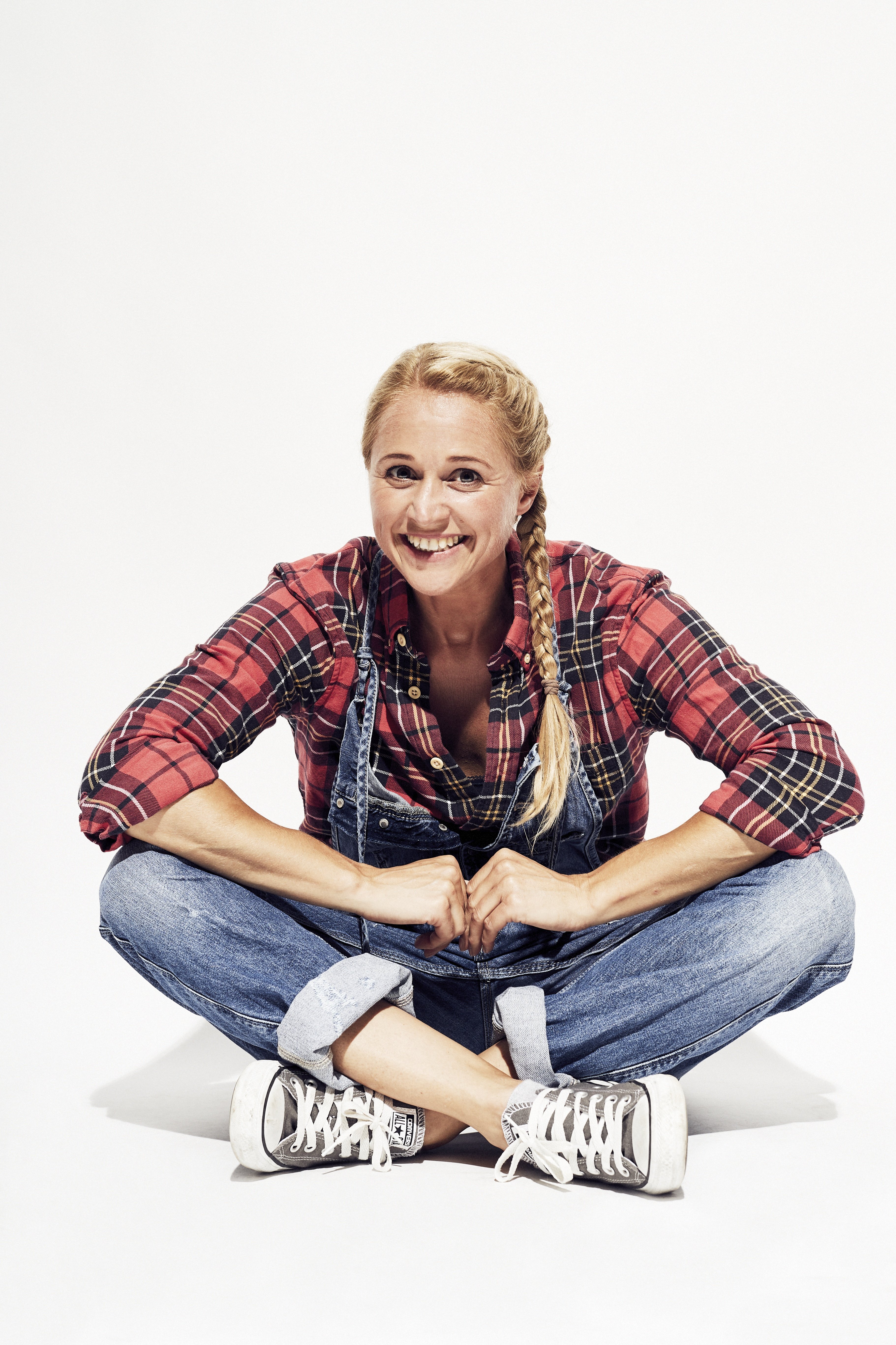 Eine blonde Frau im Schneidersitz