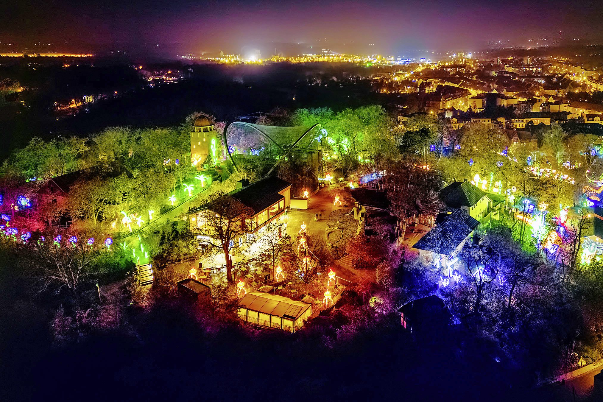 Faszinierende Lichterlandschaft im Bergzoo Halle