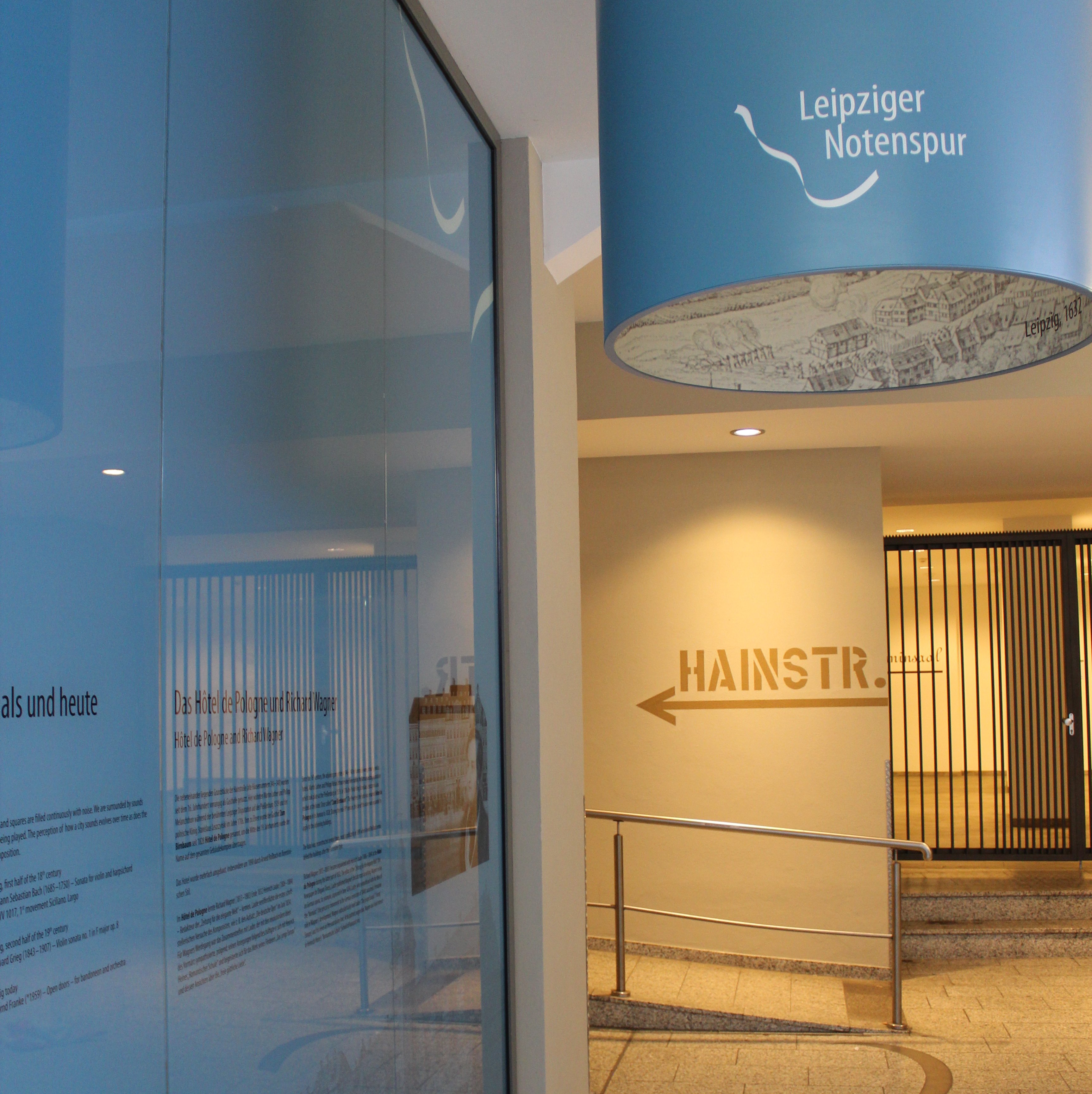 Eine Ausstellung mit Lesetafeln