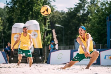 Ein Männerduo beim Beachvolleyball
