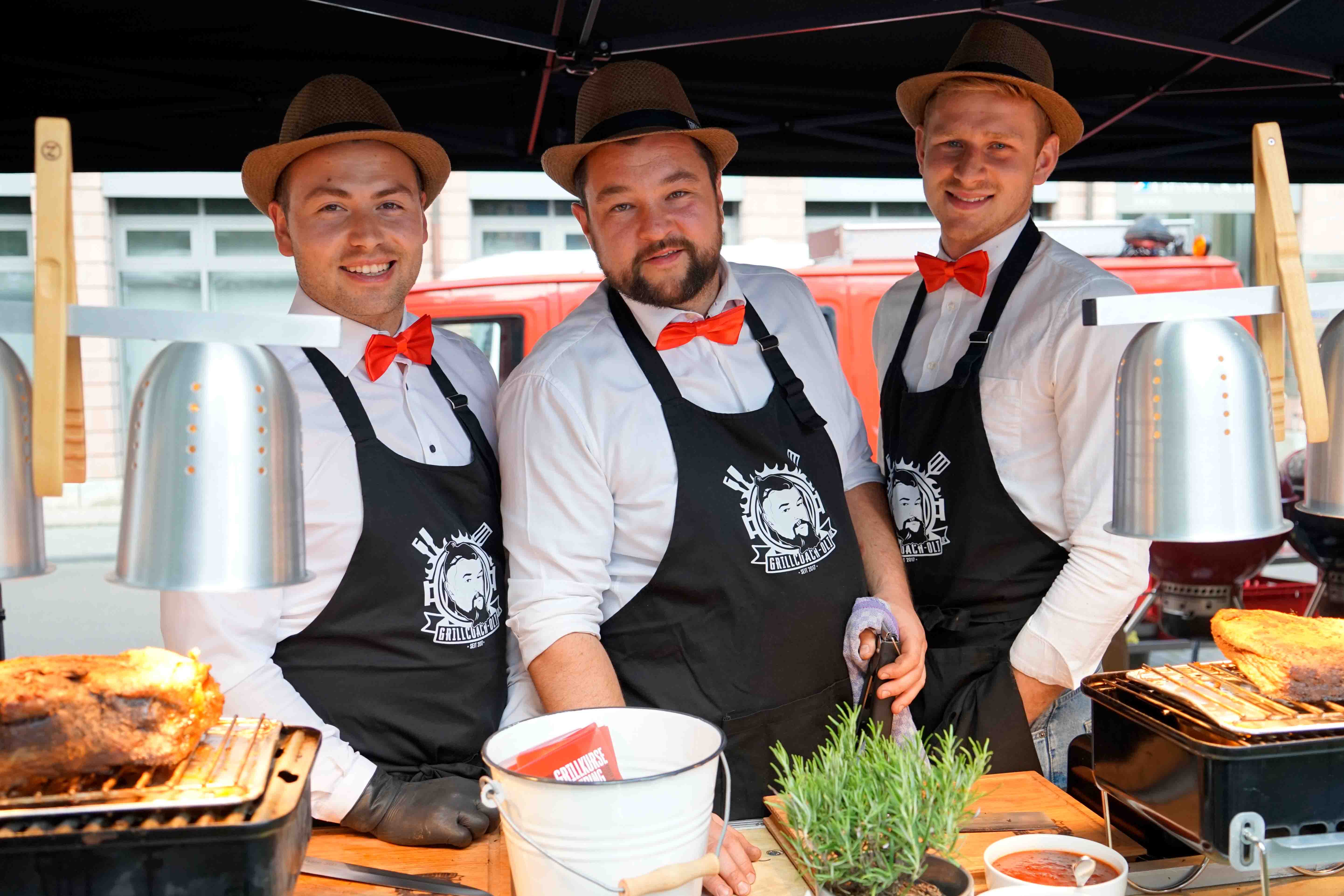 Grill-Coach Oli veredelt Fleisch