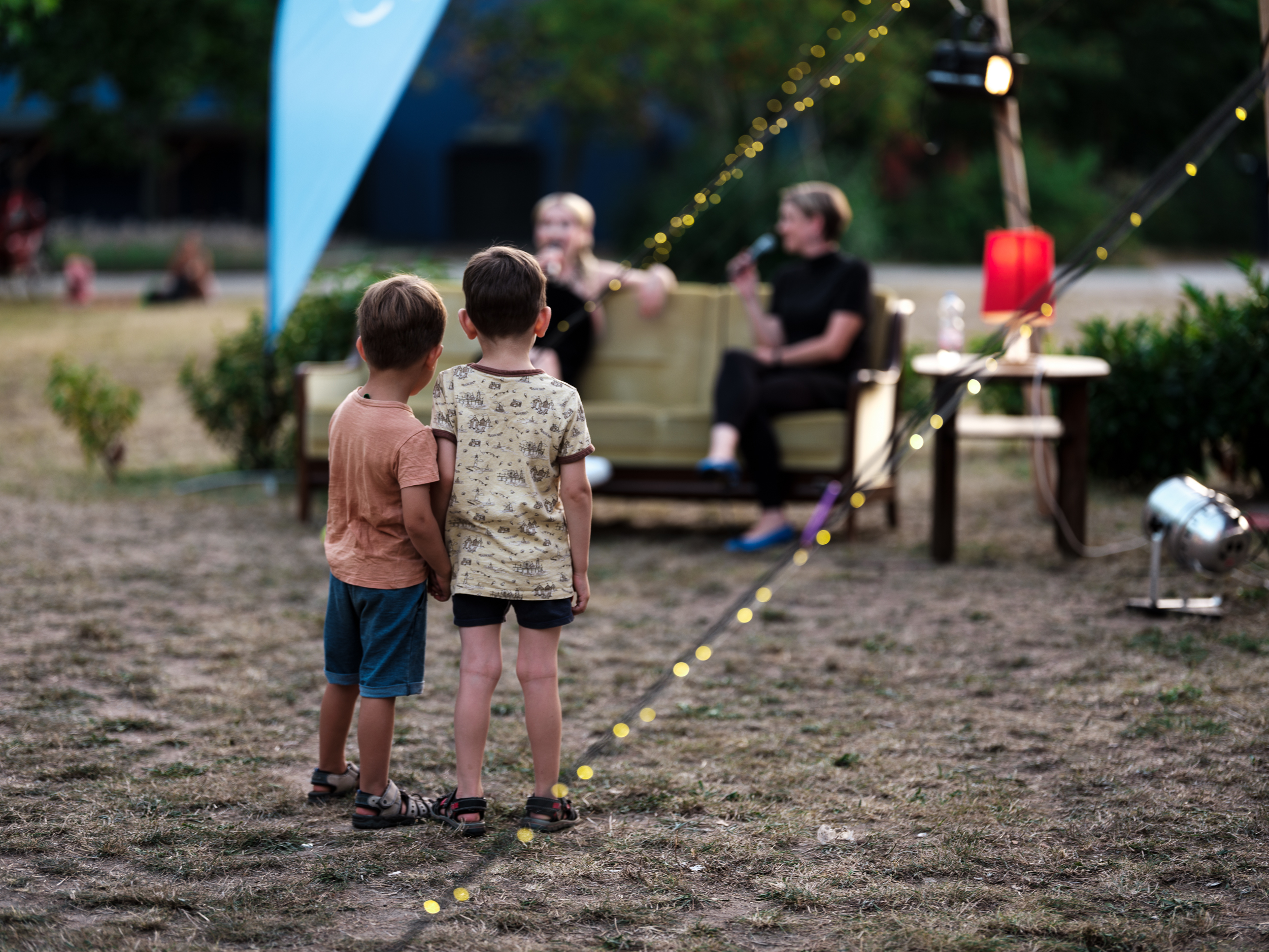 Zwei spielende Kinder beim Grünauer Kultursommer