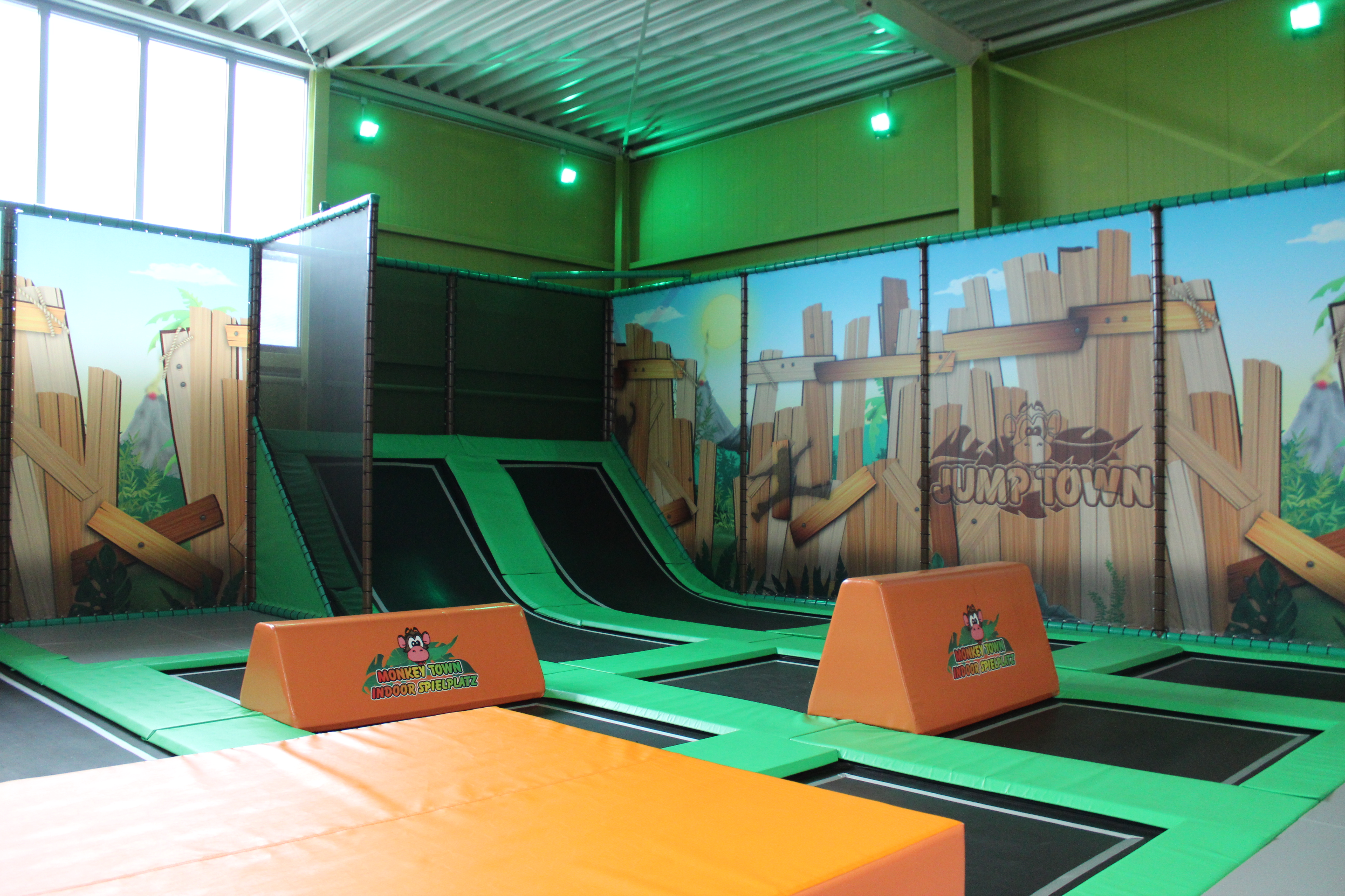 Trampoline im Indoorspielplatz