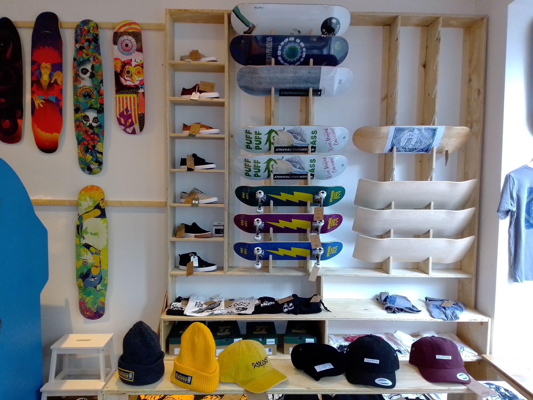 Blick auf ein Regal mit Skateboards an einer Wand.
