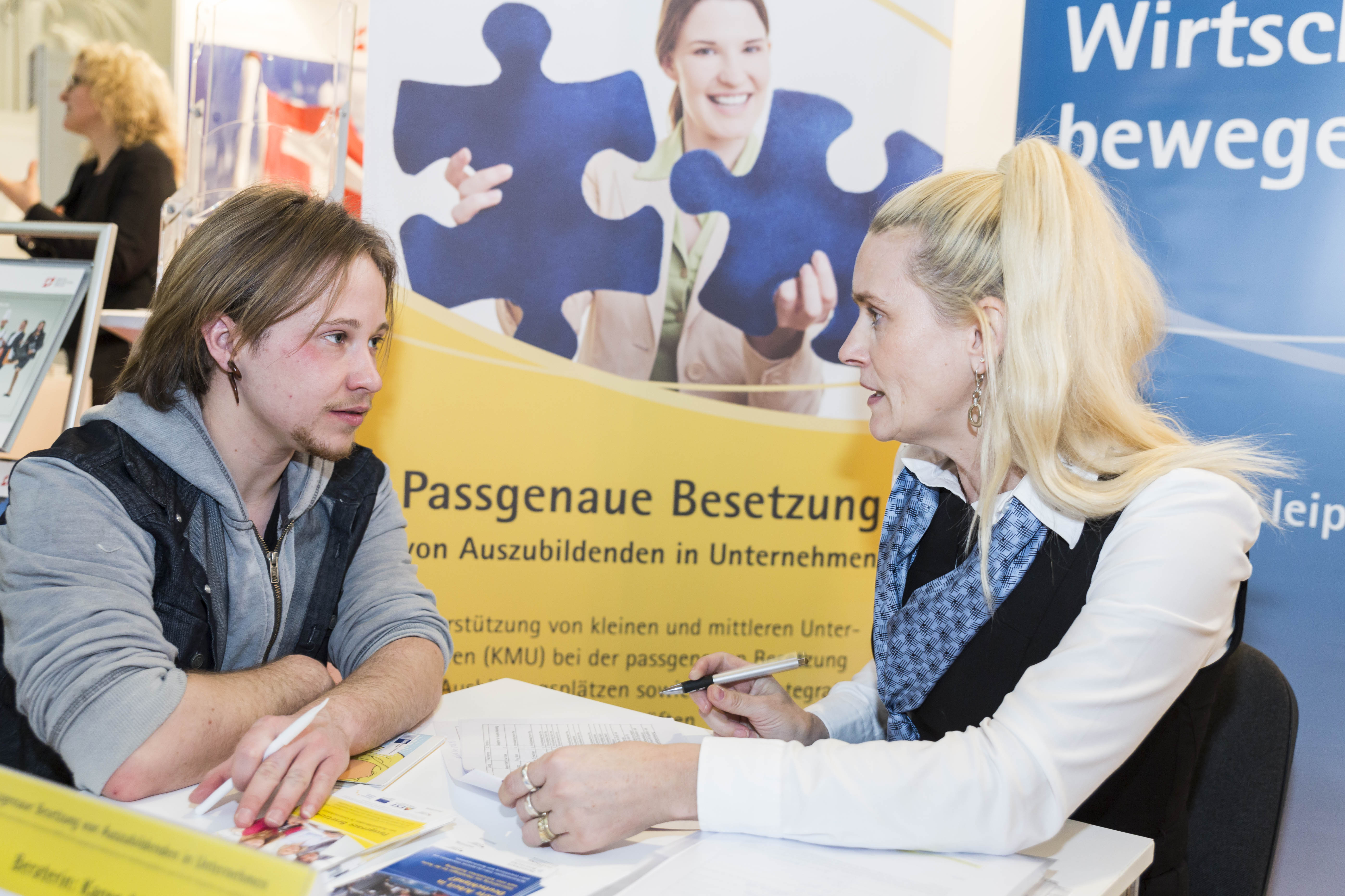 Ein junger Mann im Gespräch mit einer Berufsberaterin