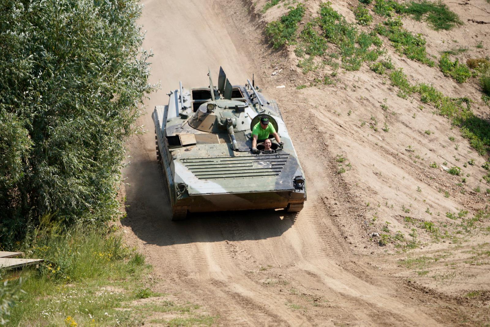 Ein Panzer auf einem Feldweg
