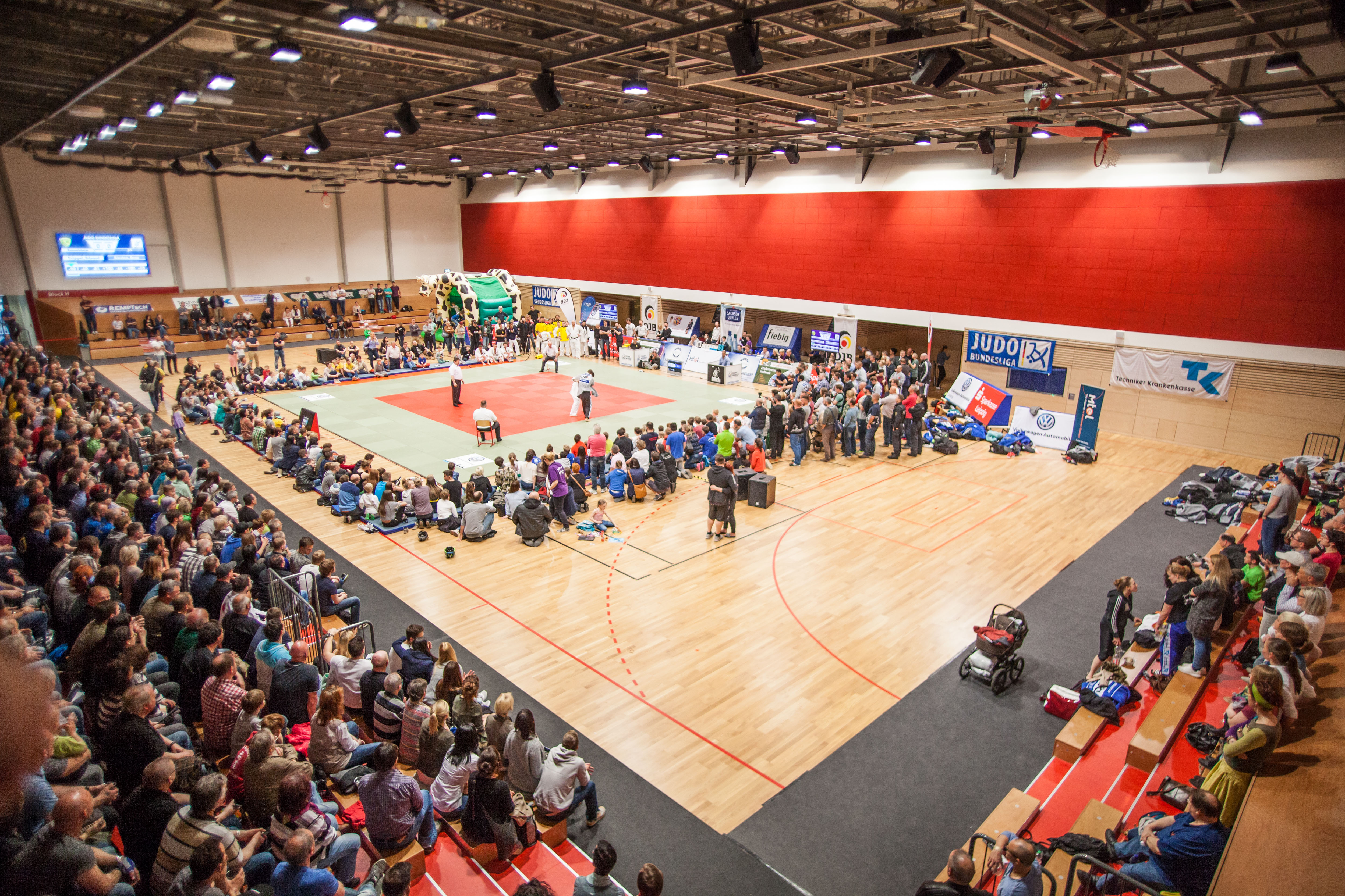 Ein Judokampf mit großem Publikum in der Sporthalle