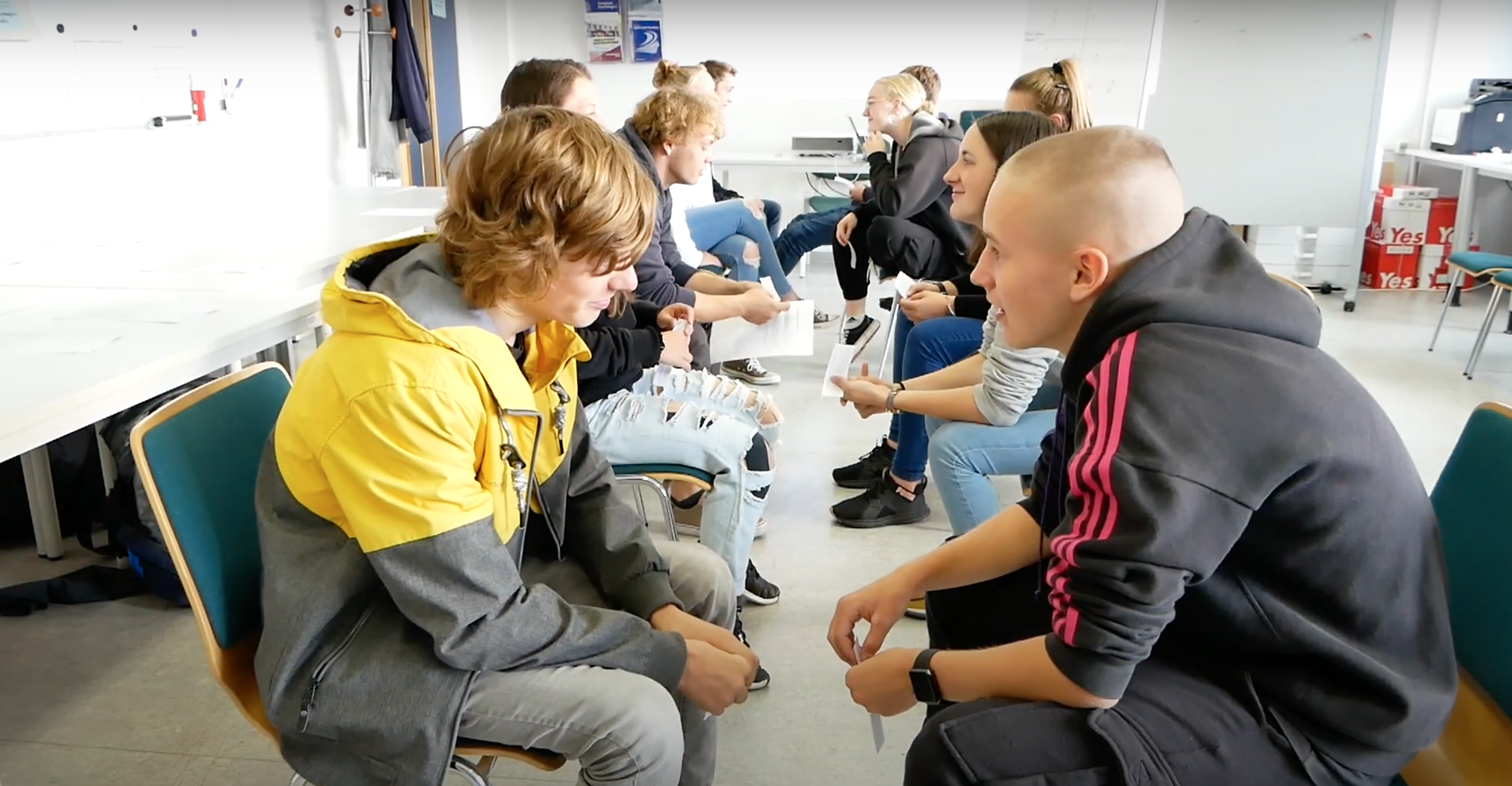Jugendliche im Gruppengespräch