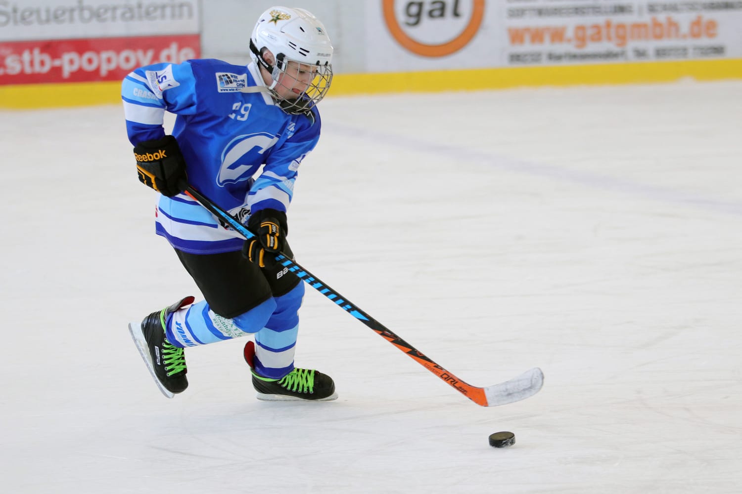 Ein Jugendlicher spielt Eishockey
