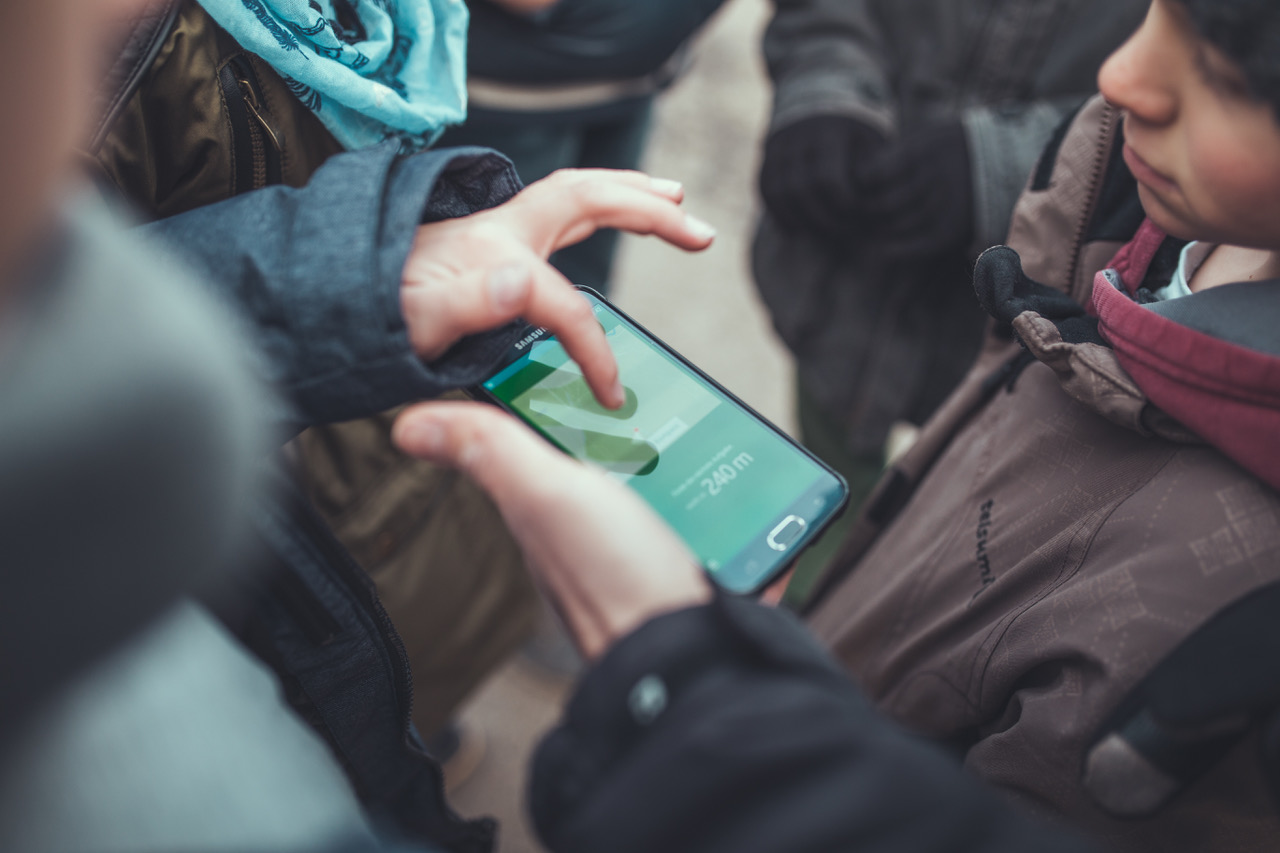 Kinder probieren die SC-DHfK-App TROVI aus