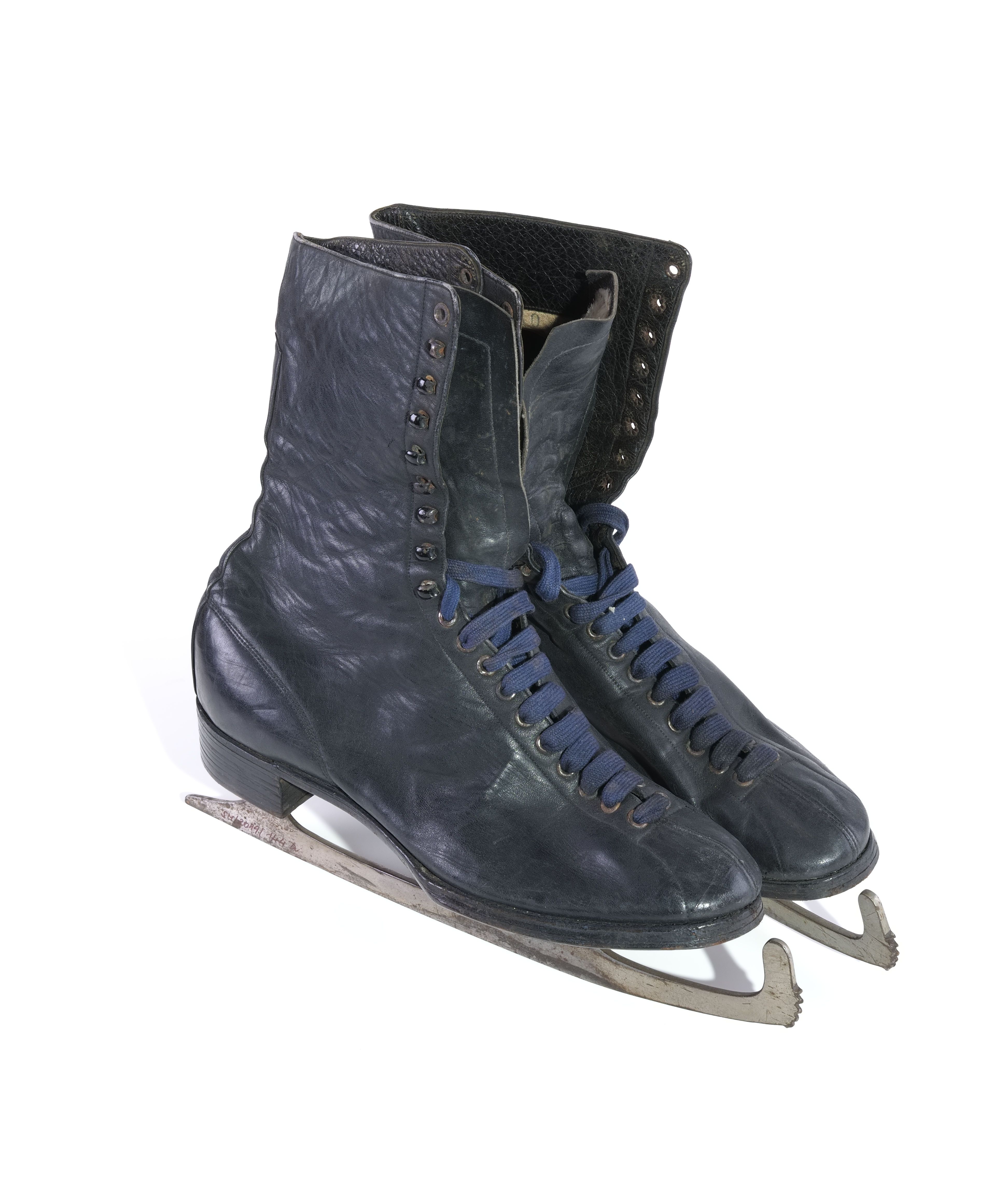 Ein paar alte Schlittschuhe aus dem Stadtgeschichtlichen Museum Leipzig Alte Schlittschuhe zu denen die Geschichte gesucht wird