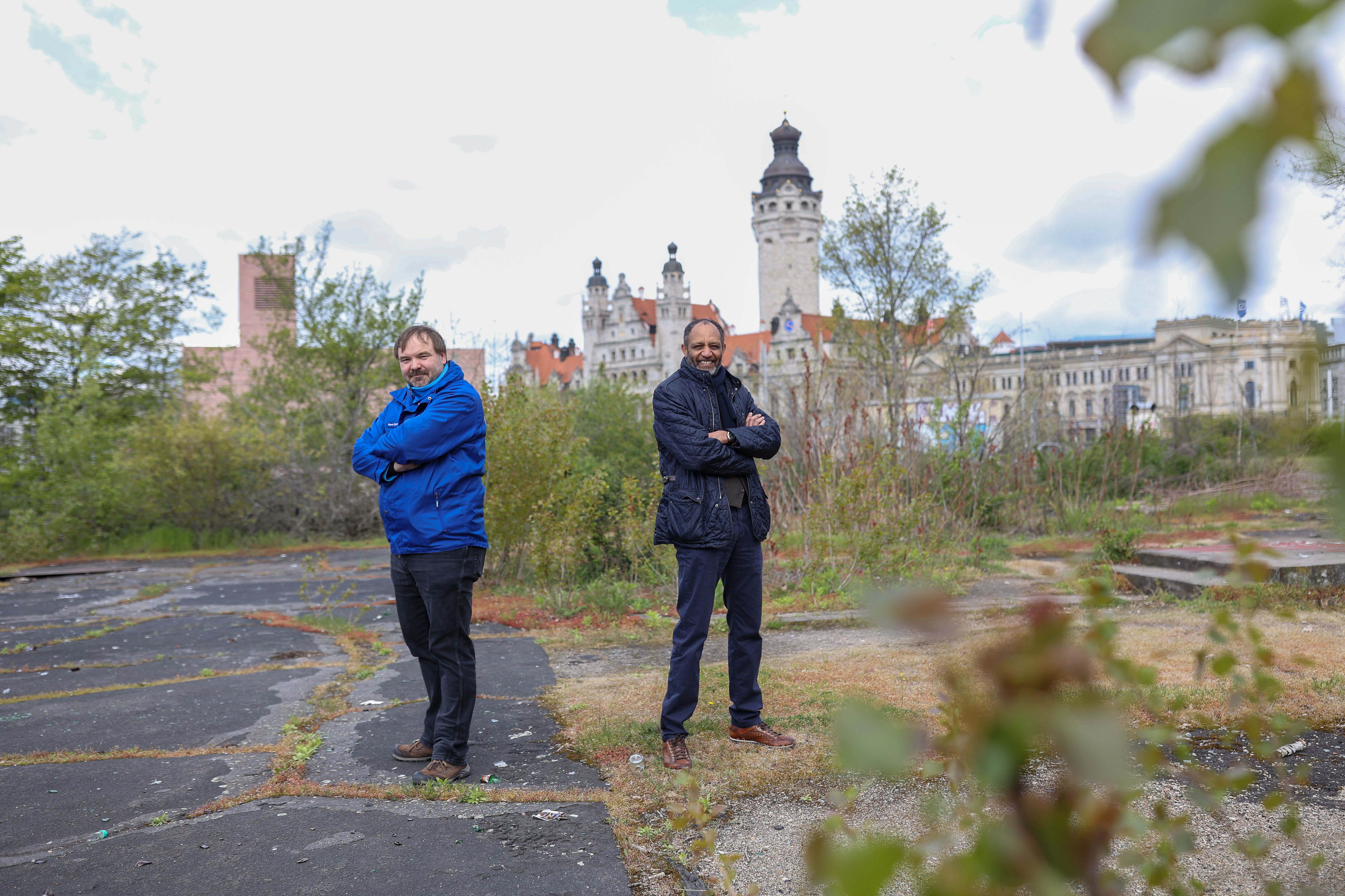 Wilhelm-Leuschner-Platz René Siebert vom NABU Leipzig (links) und SPD-Stadtrat Prof. Dr. Getu Abraham (rechts) Wilhelm-Leuschner-Platz René Siebert vom NABU Leipzig (links) und SPD-Stadtrat Prof. Dr. Getu Abraham (rechts)