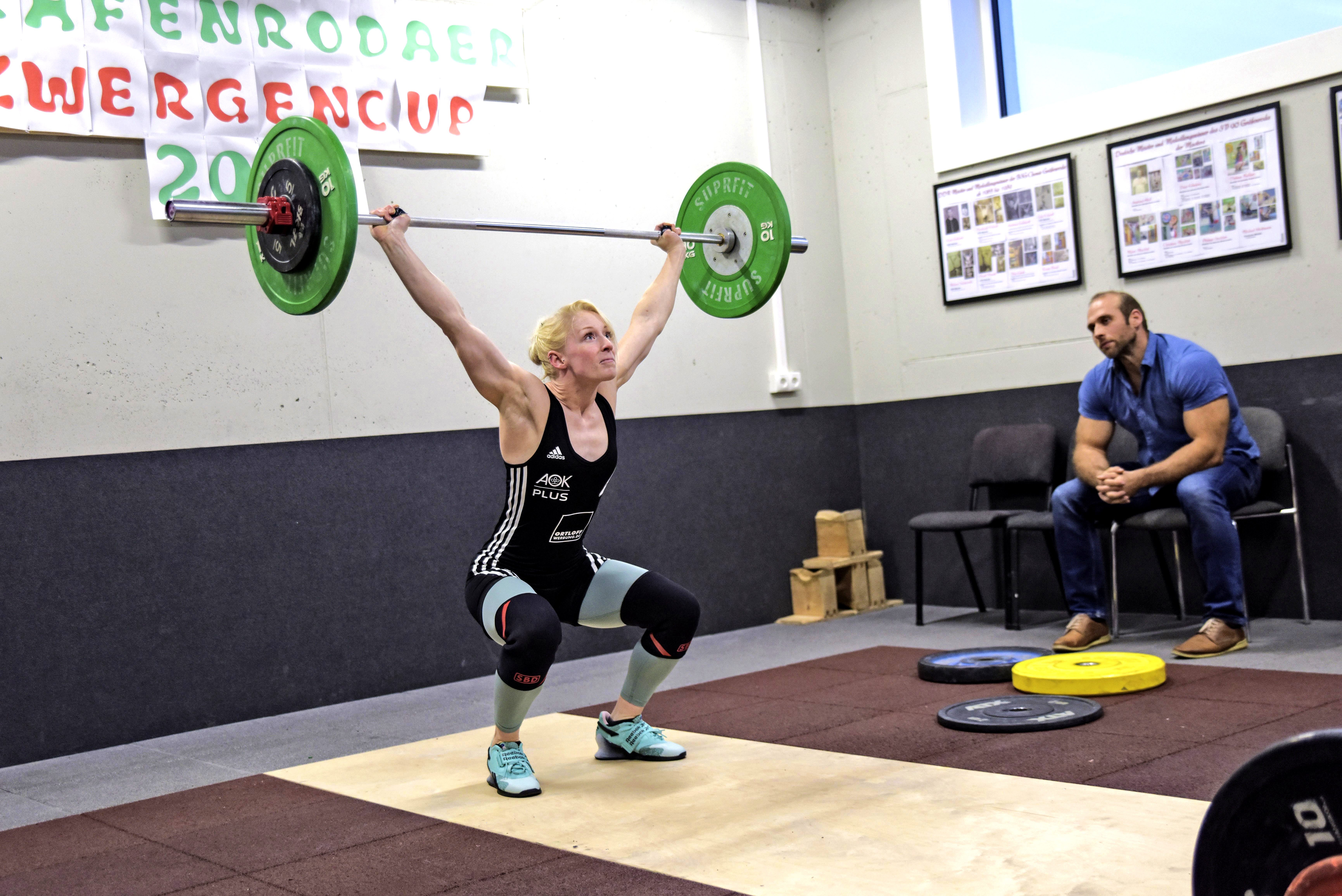 Oliver Nell beim Training mit Gewichtheberin Carolin Geuther