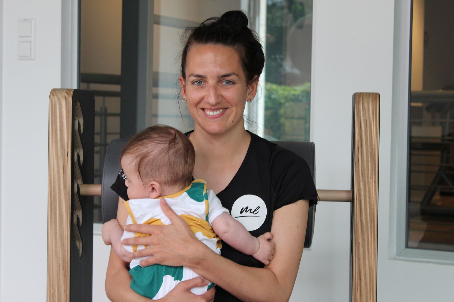 Eine Frau hält ein Baby.