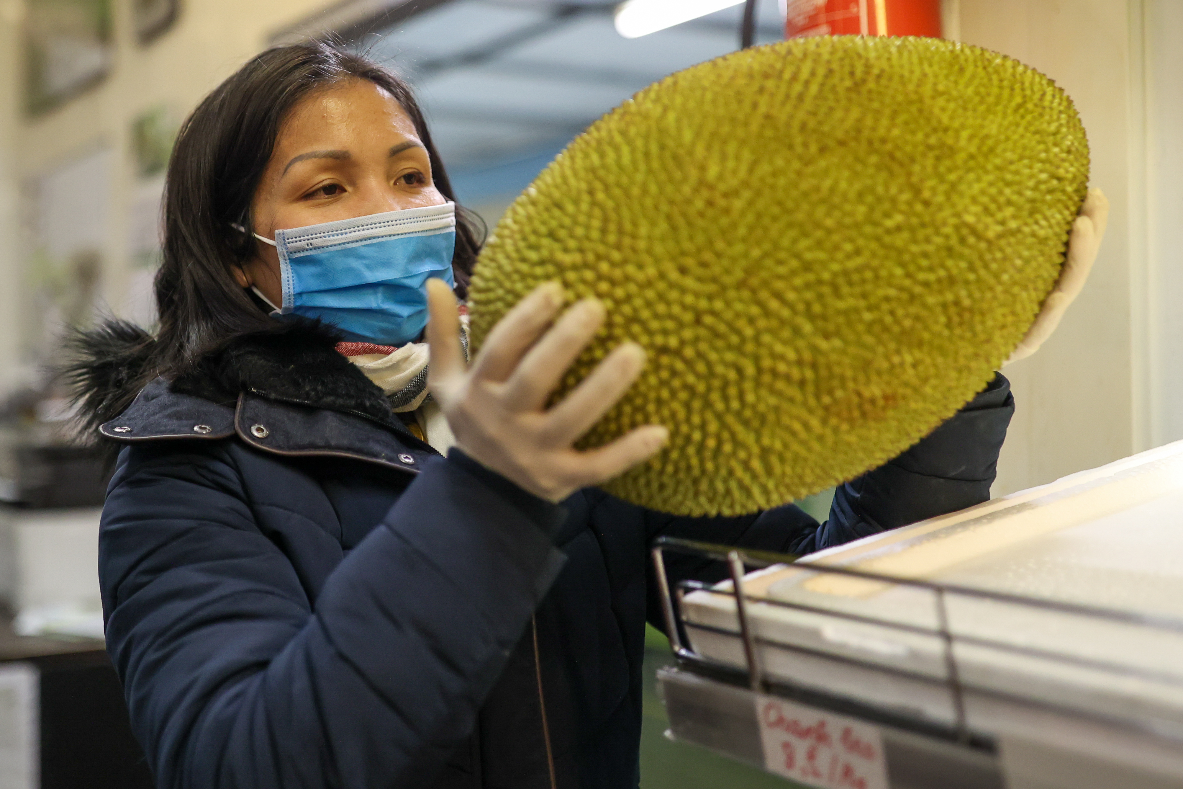 Ein Dauerbrenner im Lebensmittelgeschäft „Cuòng Xuân“ – die auch Stinkfrucht genannte „Durian“